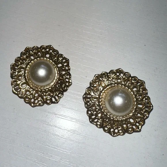 Vintage Gold Tone Faux Pearl Clip On Earrings - Picture 4 of 5